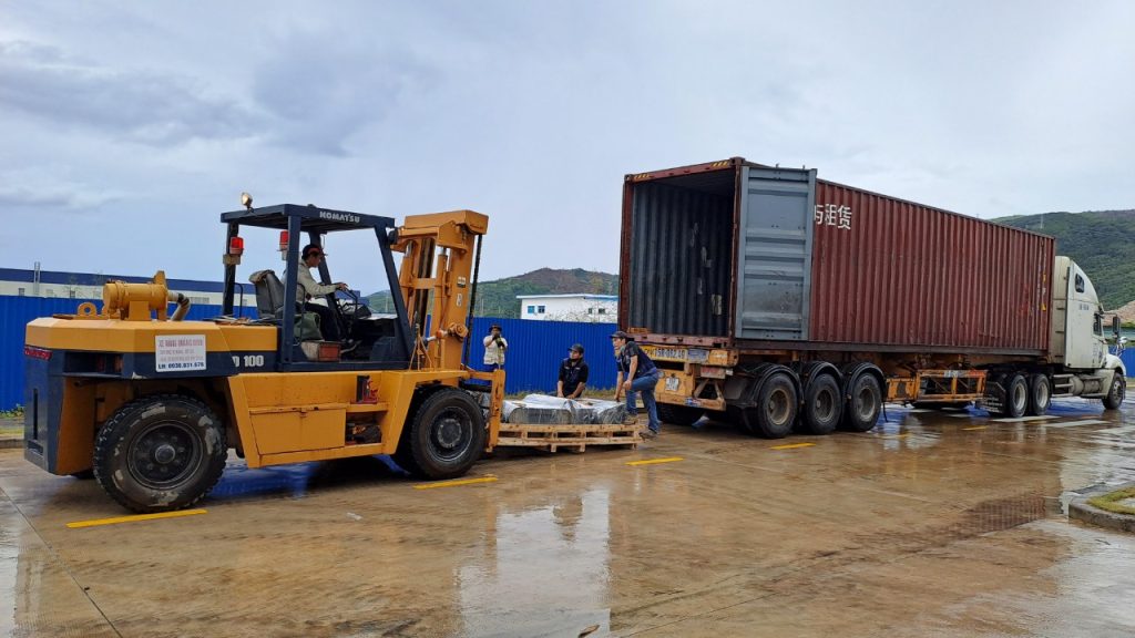 Dịch vụ cho thuê xe nâng điện, xe nâng dầu từ 3 tấn đến 10 tấn phục vụ đóng rút container